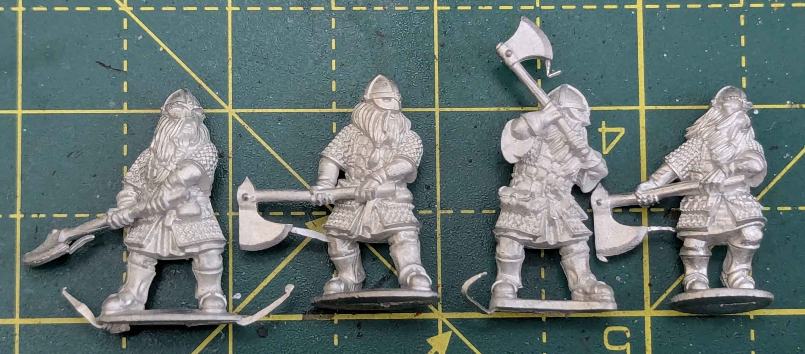Medbury Miniatures Dwarves with 2-handed weapons - credit Thundercloud