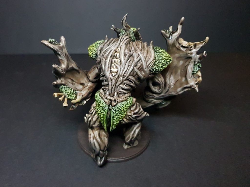 Rear view of a Weaver Courts Crann Guardian, showing its spine.